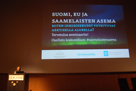 Leena Heinämäki toivottamassa seminaariväen tervetulleeksi tapahtumaan Artiksen keskuksen puolesta.JPG