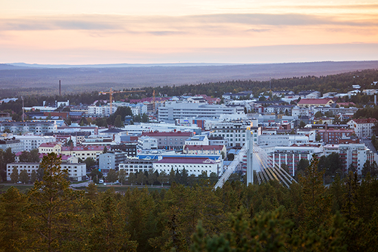 Ilmakuva Rovaniemen kaupungin keskustasta loppukesän ilta-auringossa.