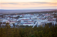 Ilmakuva Rovaniemen kaupungin keskustasta loppukesän ilta-auringossa.