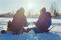 Lumitutkijoita talvimaisemassa.