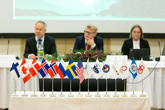 Arktisten maiden ja alkuperäiskansajärjestöjen lippuja rivissä Arktisen neuvoston kokouksessa.