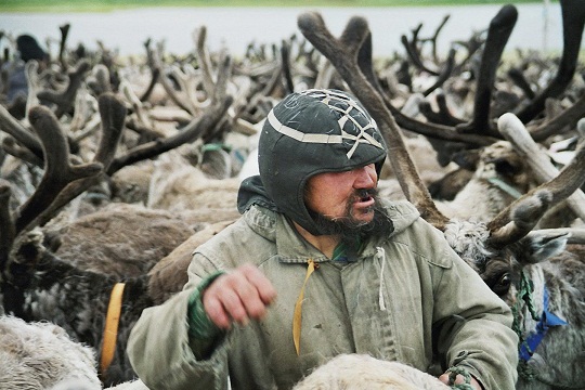 4ManwithReindeerEurNen.JPG