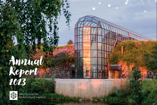 Kuva vuosikertomuksen kannesta, jossa Arktikum-talon lasiputki kesäiltana.