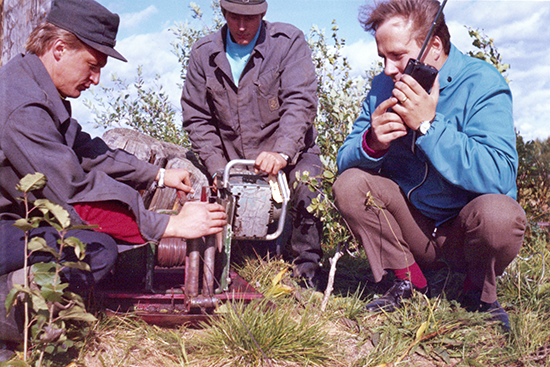 Pohjoista puhetta_40_Kaarina Eskelinen_Harttusen työkunta laskemassa merikaapelia Ounasjoen ali Sinetässä josta jäät olivat katkaisseet kaapelin. 1970_550x367.png