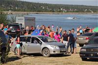 Youth partying by the water in Neryungri (Florian Stammler)_550x367.jpg