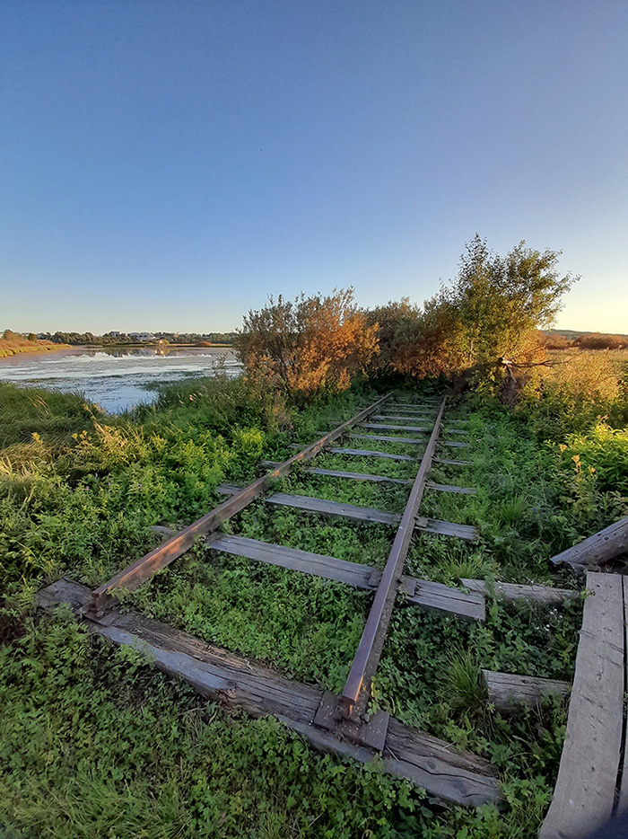 The picture represents a fragment of a railway in Koivusaari nature trail, facing the river embankment in which the Arktikum building and the Arctic Centre stands. It was taken during one of the blog authors’ joint recreational walks.
