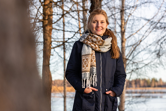 Karolina Sikora Ounasjoen rannalla aurinkoisena syyspäivänä.