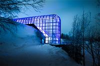 Arktikum-talon lasiputki sinisessä juhlavalaistuksessa.