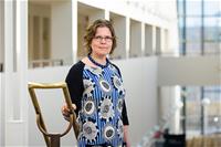 Sanna Kopra Arktikum talon lasiputkessa.